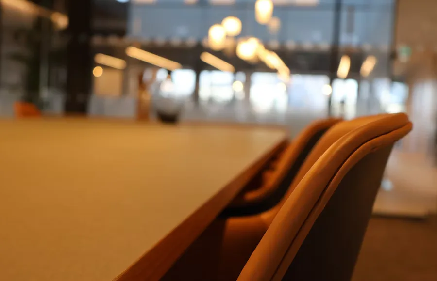 Une salle de conférence avec table et chaises oranges